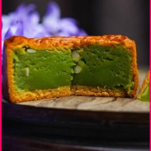 PANDAN PASTE MOONCAKE 金翡翠莲蓉月饼 (INDIVIDUAL PACK)