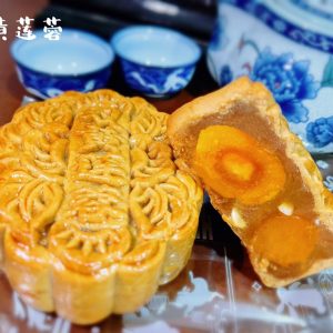 Lotus Paste Mooncake (Double Yolks) 莲蓉双黄月饼